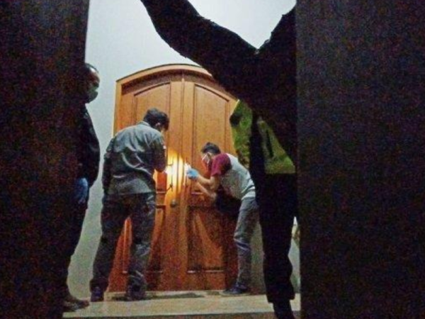 Forensik melakukan siasatan di rumah mangsa. - Foto Tribun News