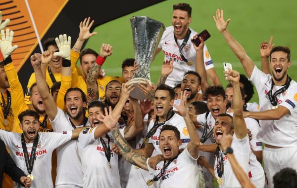 Pemain Sevilla meraikan kejuaraan menjulang trofi Liga Europa. Foto: EPA