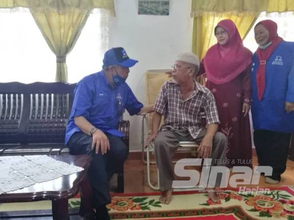 Ahmad Zahid bertemu dengan pengundi, Mohd Saad Kamaruddin, 72, ketika mengadakan Ziarah Kasih di Felda Gunung Besout 2, Sungkai hari ini.