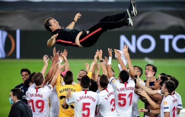 Lopetegui dijulang kesebelasan Sevilla setelah muncul juara semalam. -Foto: In Reuters.com