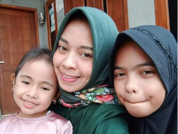 Ayu bersama dua anaknya. - Foto Detik News