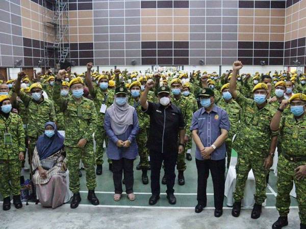 Ismail (tengah) pada majlis Kementerian Dalam Negeri bersama anggota Rela daerah Muallim di Dewan Semai Bakti Felda Besout 2, Tanjung Malim hari ini.