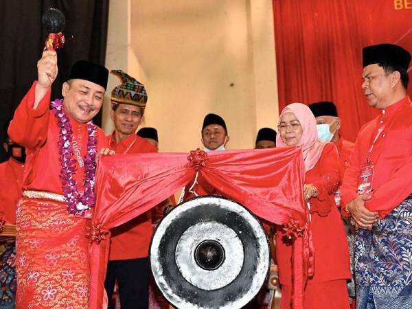 Hajiji memukul gong ketika merasmikan Persidangan Bersatu Bahagian Tuaran di Dewan Sri Sulaman hari ini. - Foto Bernama