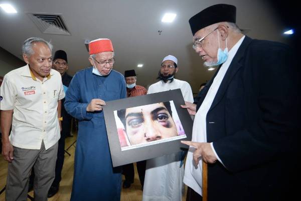 Zulkifli (dua dari kiri) ketika melawat pameran disaksikan oleh Mohd Azmi (kanan) dan Nasir (kiri) selepas perasmian Muafakat NGO Islam Tangani Nasib Ummah di Karangkraf di sini hari ini.
Foto Sinar Harian/Rosli Talib