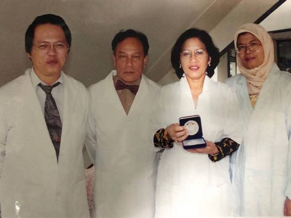 Profesor Dr Nurestri (dua dari kanan) bersama rakan penyelidik memenangi pingat emas bagi rekacipta produk kesihatan di Geneva pada tahun 2005.