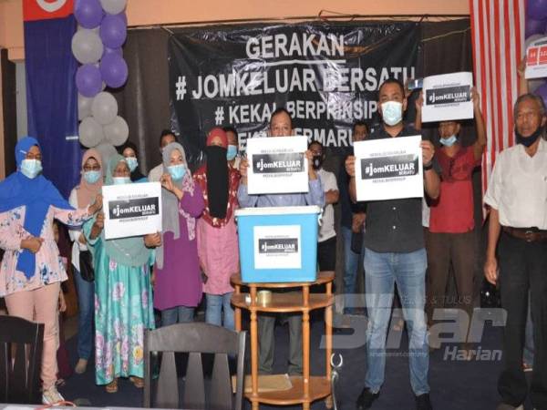 Sebahagian daripada 1,299 ahli Bersatu Bahagian Johor Bahru yang mengisytiharkan keluar parti beramai-ramai di Johor Bahru, malam tadi.