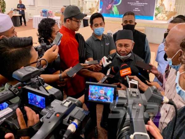 Tuan Ibrahim ketika ditemui media sempena Penyampaian Sumbangan Khas dan Kit Covid-19 kepada PIBG dan juga Kelab Guru Sekolah-Sekolah Dalam Parlimen Kubang Kerian.