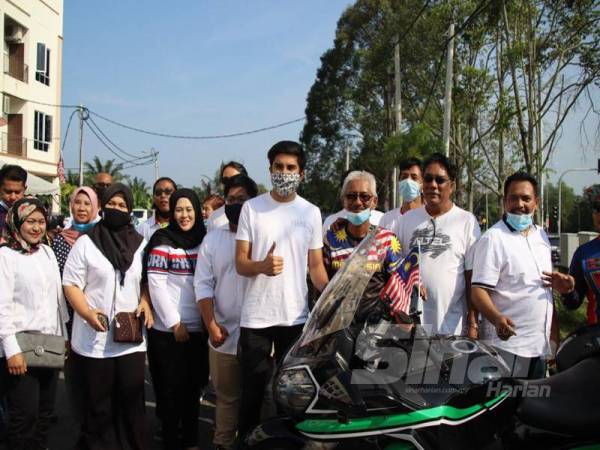 Syed Saddiq (tengah) menyertai Konvoi Anak Muda di Slim River hari ini.