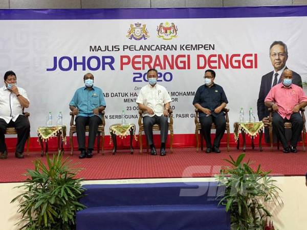 Dari kiri; Mazlan, Vidyanathan, Hasni dan Ayub sebelum perasmian Majlis Pelancaran Kempen Perangi Denggi 2020 Peringkat Negeri Johor di Taman Mawar, Pasir Gudang hari ini.