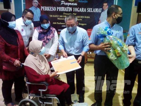 Adham (tengah) pada program Perkeso Prihatin 10gara Selamat di Dewan Raya Kampung Felda Bukit Besar, Kota Tinggi, hari ini.