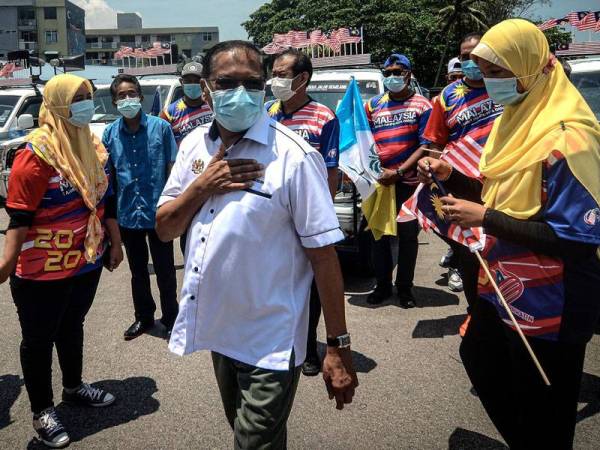 Shabudin (tengah) ketika beramah mesra dengan peserta konvoi pada Program Merdeka@Komuniti Peringkat Parlimen Tasek Gelugor hari ini. Foto: Bernama