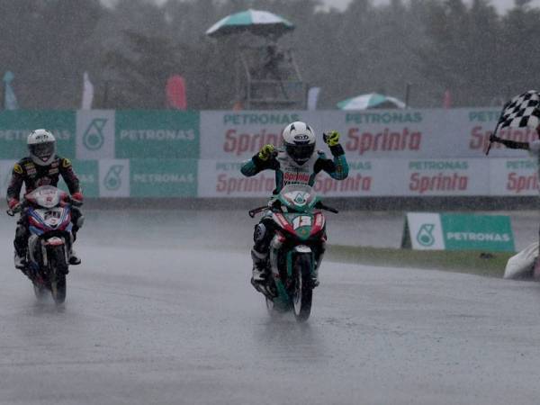 Mohd Akid mempamerkan aksi cemerlang di litar basah akibat hujan melintasi garisan penamat dengan merekod 15 minit 46.337 saat. - Foto Malaysian Cub Prix