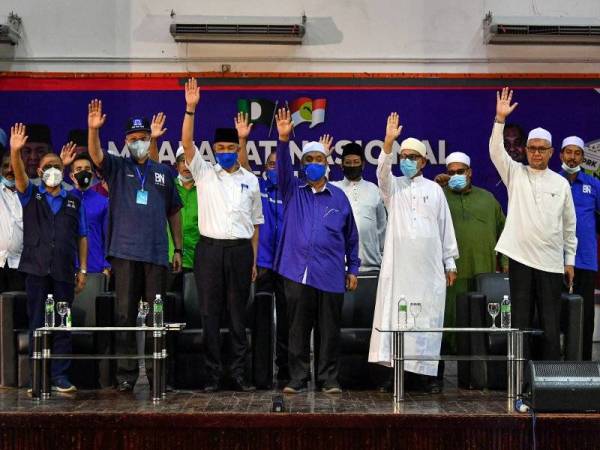 Ahmad Zahid (tiga dari kiri) dan Abdul Hadi (tiga dari kanan) bergambar bersama Calon BN, Mohd Zaidi (tengah) ketika hadir ke Majlis Ceramah Muafakat Nasional sempena PRK DUN Slim di Dewan Tan Sri Ghazali Slim River malam tadi. Foto: Bernama