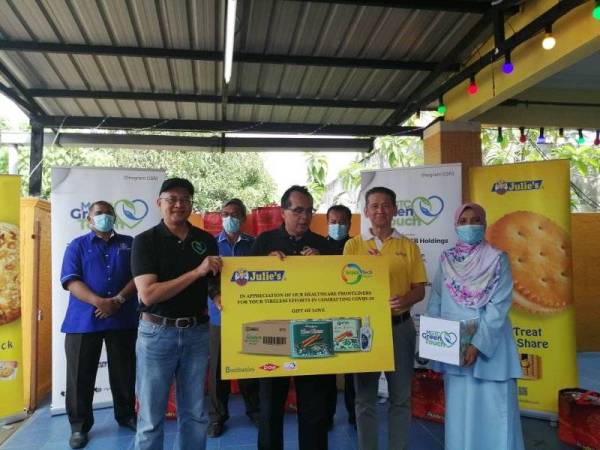 Program CSR MGTC-Green Touch di Pusat Penjagaan Titian OKU Nur semalam disempurnakan Saiful Bahar (dua dari kanan) yang mewakili Timbalan Menteri Alam Sekitar dan Air.