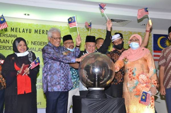 Hamzah (kiri) melancarkan simbolik perasmian program Semarak Bersatu Melayu Merdeka di IOI Palm Villa Golf & Country Resort Kulai, Bandar Putra, Kulai, malam tadi.