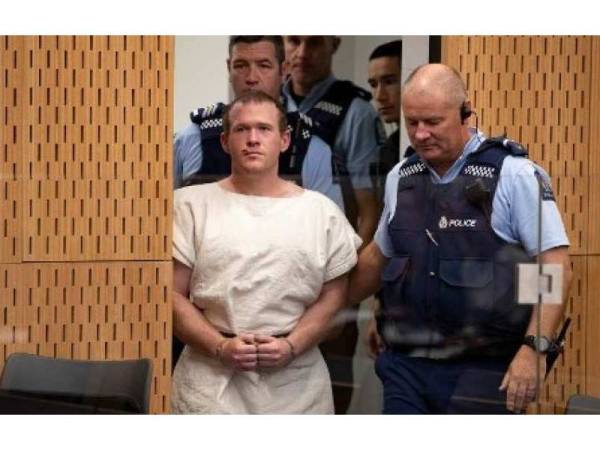 Gambar fail menunjukkan Brenton Tarrant (dua dari kanan) yang mengaku bersalah membunuh 51 umat Islam di sebuah mahkamah di New Zealand pada tahun lalu. - Foto AFP