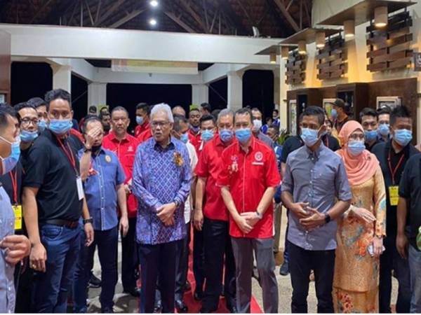 Hamzah disambut pimpiman Bersatu Johor sejurus tiba pada program Semarak Bersatu Melayu Merdeka di IOI Palm Villa Golf & Country Resort Kulai, Bandar Putra, Kulai, malam tadi.