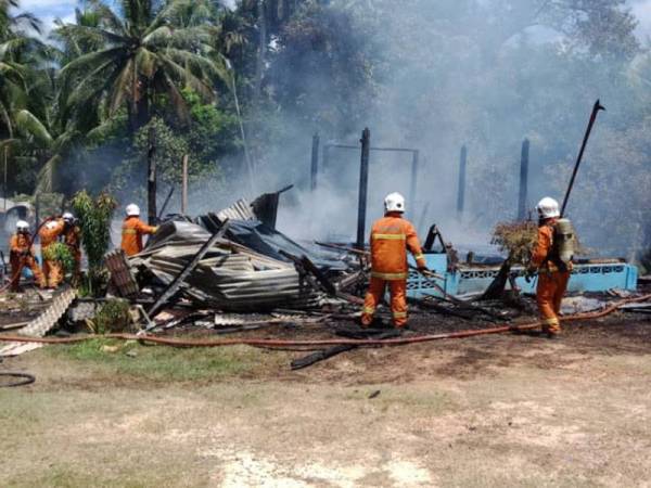 Kebakaran tersebut menyebabkan kediaman mangsa hangus.