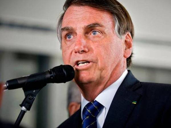 Presiden Brazil, Jair Bolsonaro mahu menumbuk seorang wartawan yang bertanya tentang isu rasuah melibatkan isterinya, Michelle. - Foto AFP