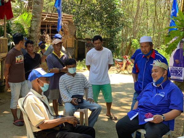 Mohd Zaidi mengadakan pertemuan dengan penduduk Kampung Sungai Teras dalam kempennya hari ini. 