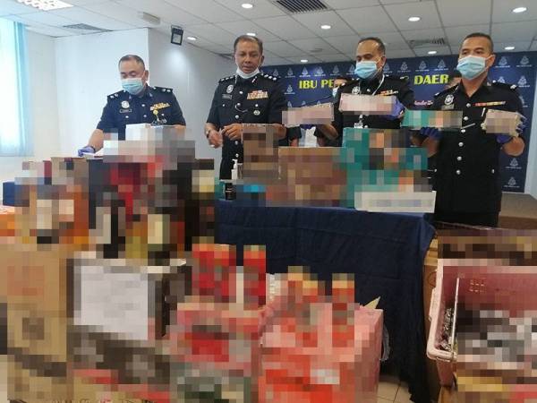 Baharudin (dua, kiri) menunjukkan antara rampasan polis sepanjang operasi di sekitar Shah Alam, baru-baru ini.