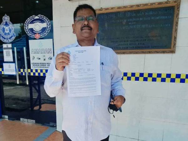 Gopalakrishnan menunjukkan salinan laporan dibuat terhadap seorang petugas yang meminta rantai emas sebagai bayaran kos kuarantin, di IPD Johor Bahru Selatan, Larkin, Johor Bahru hari ini.