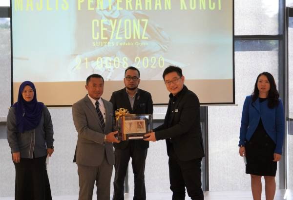 
Mazri menerima cenderamata daripada Vincent pada Majlis Penyerahan Kunci Pembangunan Ceylonz Suites di Bukit Kewangan, Kuala Lumpur baru-baru ini.