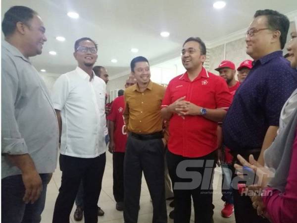 Mohd Rafiq menerima ucapan tahniah daripada pimpinan Bersatu Melaka selepas sidang media di Bukit Katil, hari ini.