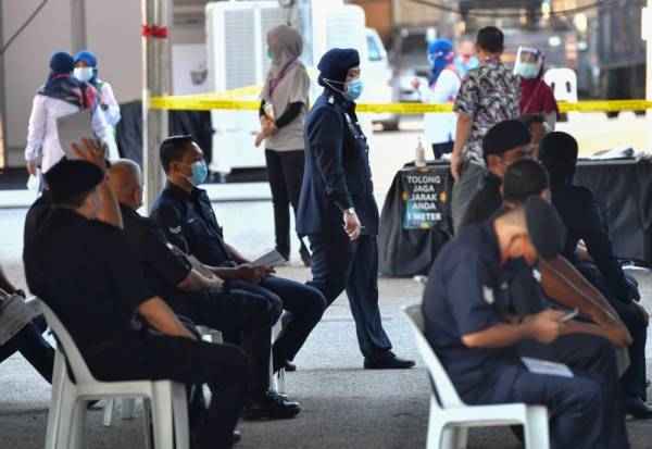 Pegawai dan anggota polis menunggu giliran untuk mengundi awal sempena Pilihan Raya Kecil (PRK) Dewan Undangan Negeri (DUN) Slim di Ibu Pejabat Polis Daerah Muallim hari ini. Foto: BERNAMA
