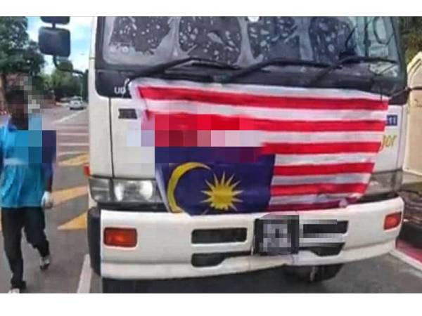 Bendera yang dipasang dalam keadaan terbalik pada sebuah lori sampah yang tular semalam.