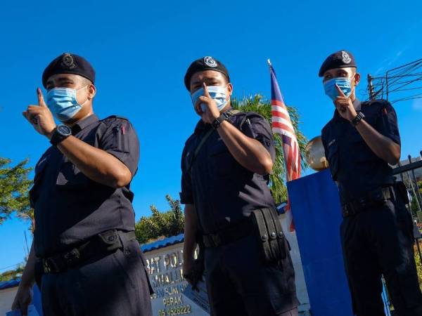 Anggota Polis menunjukkan jari berdakwat selepas selesai mengundi awal pada Pilihan Raya Kecil (PRK) Dewan Undangan Negeri (DUN) Slim di Ibu Pejabat Polis Daerah Muallim hari ini. Foto: Bernama