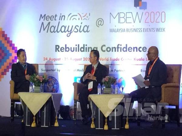 Syamil (kiri), Chang Peng (tengah) dan Gerard pada forum Jazzing Up With The Media pada MBEW 2020 di World Trade Centre, Kuala Lumpur, semalam.