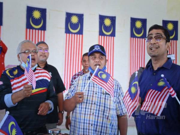 Zahidi (kanan) bersama calon BN, Mohd Zaidi Aziz (tengah) ketika menghadiri Kenduri Kampung di Dewan Terbuka Orang Ramai Kuala Slim hari ini.
