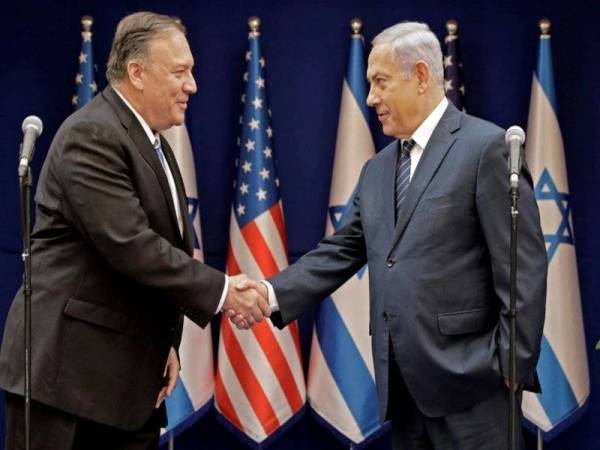 Setiausaha Negara Amerika Syarikat, Mike Pompeo (kiri) dengan Perdana Menteri Israel, Benjamin Netanyahu. - Foto AFP