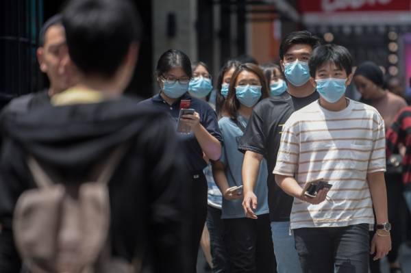 Orang ramai diwajibkan memakai pelitup muka dan melakukan penjarakan sosial bagi membendung wabak Covid-19.