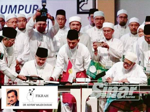 Ahmad Zahid (kiri) dan Abdul Hadi menandatangani Piagam Muafakat Nasional di antara Pas dan UMNO di Kuala Lumpur pada 14 September 2019.