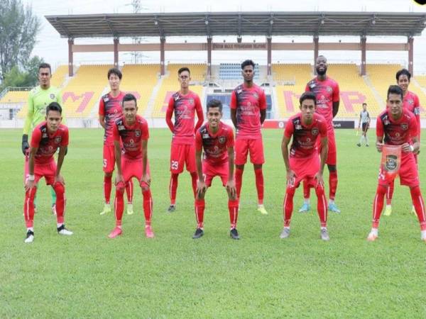 Kesebelasan utama UKM FC ketika berdepan Kelantan pada aksi Liga Premier di Selayang Sabtu lalu. - Foto: UKM FC