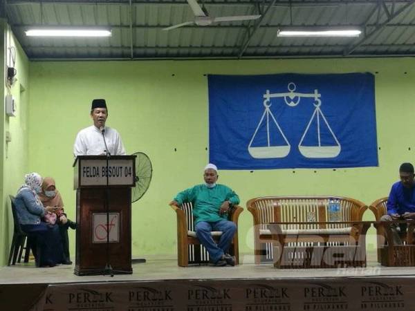 Mohamad menyampaikan ceramah Majlis Taqarrub di Dataran Felda Gunung Besout 4, Sungkai di sini malam tadi.