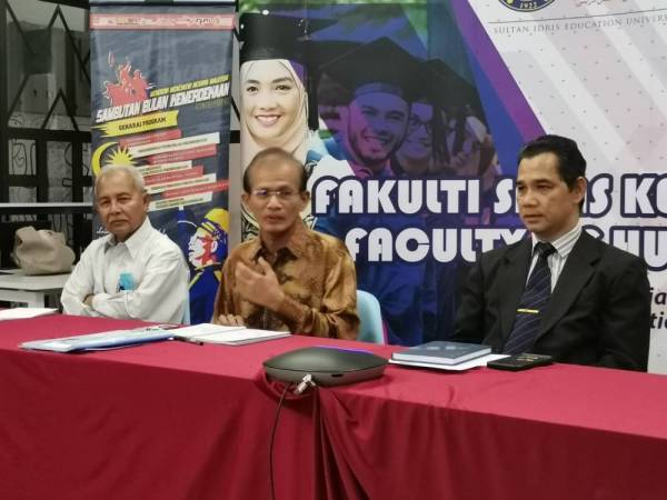 Safry Kamal (tengah) antara yang hadir pada program webinar Sejarah Perak Muallim di UPSI. 