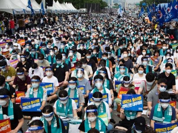 Puluhan ribu doktor pada Rabu melancarkan mogok berskala besar di seluruh Korea Selatan sebagai membantah rancangan pembaharuan tenaga kerja perubatan kerajaan. - Foto EPA