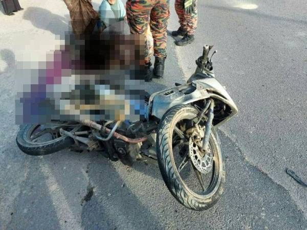 Keadaan penunggang motosikal yang terbabas terlanggar babi di Rengit Batu Pahat hari ini.