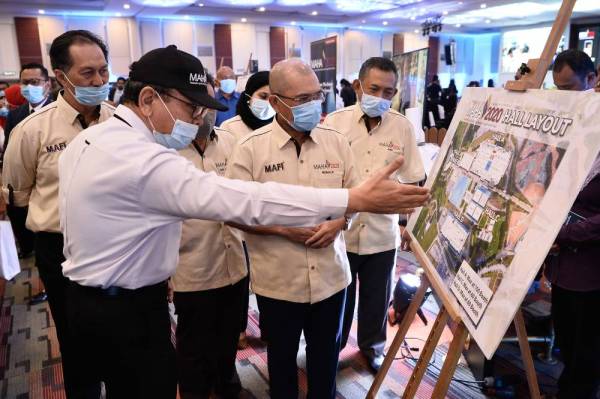 Ronald Kiandee (dua dari kanan) diberi penerangan oleh Pengarah Sekretariat MAHA 2020, Azman Mohd Saad (dua dari kiri) ketika melihat pelan tapak Pameran Pertanian, Hortikultur dan Agro Pelancongan Malaysia (MAHA) 2020. -Foto: Bernama