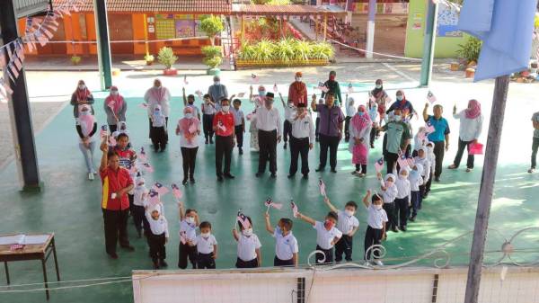 Noh (berdiri tengah, tiga dari kiri) bergambar bersama wakil Persatuan Ibu Bapa dan Guru (PIBG) dan pentadbir sekolah di SK Sungai Burong di sini hari ini.
