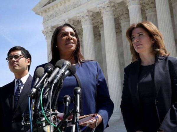 Ketua peguam kerajaan negeri New York, Letitia James (tengah) bertindak menyaman pentadbiran Presiden Amerika Syarikat, Donald Trump berhubung operasi perkhidmatan pos. - Foto AFP