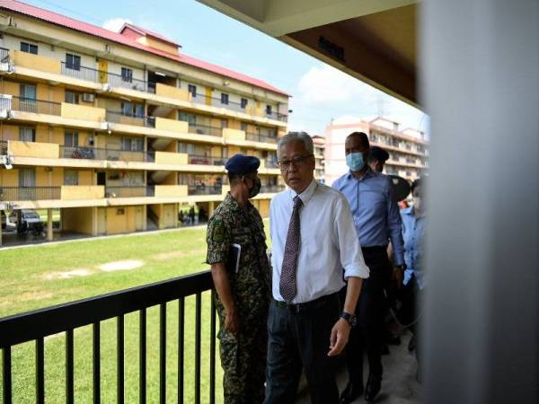 Ismail Sabri ketika melakukan lawatan kerja ke Rumah Keluarga Angkatan Tentera (RKAT) di Kem Batu Kentonmen hari ini. Foto: Bernama