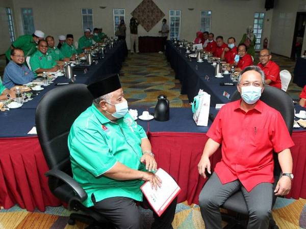 Hasni (kiri) dan Abdullah mengadakan sidang akhbar bersama-sama selepas Mesyuarat Kedua Jawatankuasa Pemantau MN Johor, di Hotel Seri Malaysia, Larkin, Johor Bahru, hari ini.