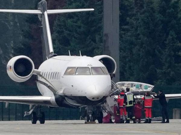 Anggota-anggota medik Jerman mengangkat pengusung yang membawa tokoh pembangkang Rusia, Alexei Navalny dari sebuah pesawat sewa khas di Berlin pada 22 Ogos lalu. - AFP