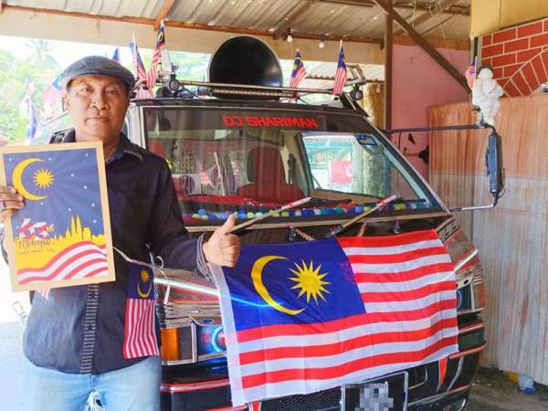 Sariman di hadapan van miliknya yang dihiasi Jalur Gemilang.