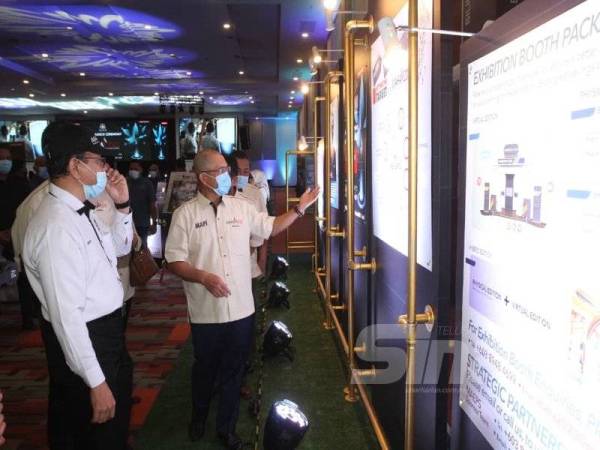 Ronald (kanan) diiringi Che Abdullah melawat ruang pameran sejurus merasmikan Majlis Pra Pelancaran MAHA 2020. - Foto Sinar Harian ASRIL ASWANDI SHUKOR