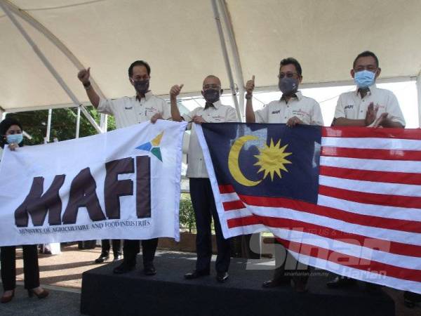 Ronald (dua dari kiri) diiringi Che Abdullah (dua dari kanan) pada majlis memperkenalkan akronim baharu MAFI di MAEPS Serdang semalam. - Foto Sinar Harian ASRIL ASWANDI SHUKOR